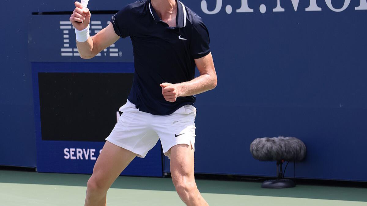 辛纳迈阿密赛场制止赌球者：一句「他只是个蠢货」背后的职业态度